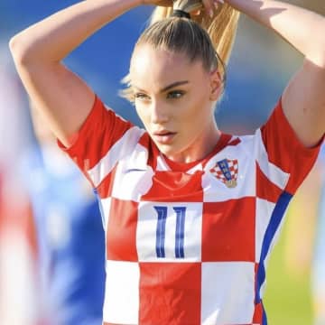 「やっぱ世界一の美女！」クロアチア代表のブロンド女子が披露した“真紅ボディコン”姿にファン喝采！「溜め息しか出ない」「ヴィーナスだ」