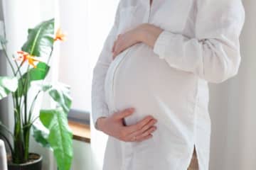 「どうしたら流産できる？」妊娠中の親友からの相談に絶句　ついには自分のお腹を殴りだし……さすがに絶縁