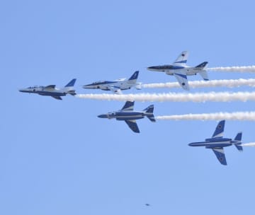 なぜ、彼らは飛ぶのか。万博の空を彩ったブルーインパルス、ただの“曲芸飛行”ではない“本当の任務”とは