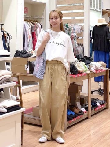 【studio CLIP】「ロゴT」どう着る？ 即真似したい「ゆるカジコーデ」