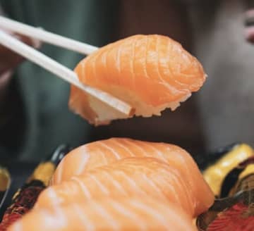 その手があったか…！スシローの皿の上で“錬金術”を起こす裏技5選。「甘だれが最強すぎる」とSNSで大絶賛