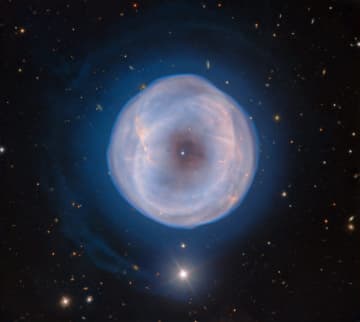 最速クラスの膨張速度！毎秒50kmで広がる惑星状星雲「IC 5148」（スペアタイヤ星雲）