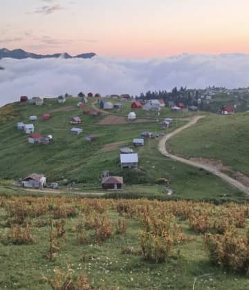 そこは“雲の上の世界”だった。ジョージアに実在する「天空の村」、日没と共に“雲の海”に沈む光景が美しすぎてCGを疑うレベル