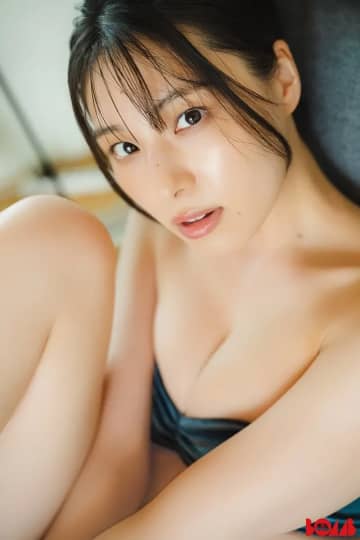 相楽伊織、チューブトップ水着で透明感あふれる美素肌披露