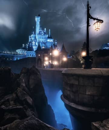 「リアルで“魔法”って起きるんだな」ディズニーの空に“本物の魔法”が降臨。稲妻と城が融合した奇跡の一枚に鳥肌