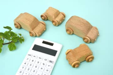 新車登録から12年目の愛車。車検の際に「13年目から自動車税が高くなる」と聞いたのですが、実際いくらくらい高くなるのでしょうか？