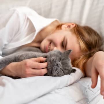 猫が飼い主さんの『顔に乗ってくる』のはなぜ？隠された3つの気持ち　やんわり下ろすには…