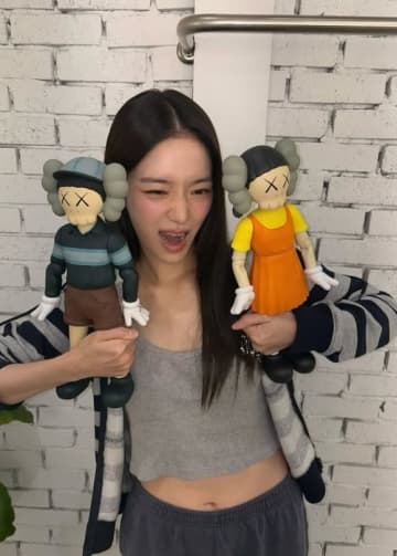 パク・ギュヨン「イカゲーム」のフィギュアと記念ショット！へそ出しコーデで近況を公開
