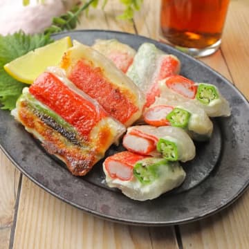 【オクラは包んで焼いてみて】「コレは知らなかった！」「マジでビールが止まらん」ライスペーパーで作れる簡単おつまみレシピ