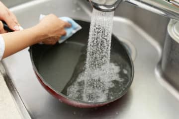 熱したフライパンに水をかけるはNG！知らずにやりがちな危険な習慣
