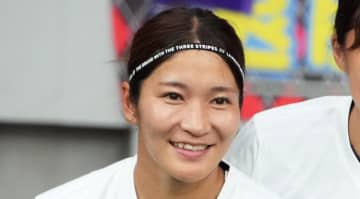 38歳日本代表DF長友佑都、2ショットを撮ったなでしこ選手が感激！「有名人と会う時ってこういう感じなんだ（笑）」