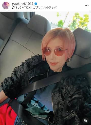 TRFボーカル・YU-KI58歳、ド派手ピンク髪＆異次元の超ミニ丈コーデ　オーラ全開で「最高」ファン歓喜
