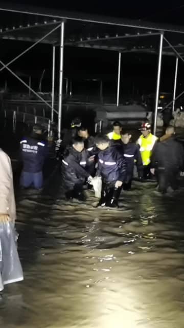 大雨の中、警察官が羊2千匹以上を誘導　中国内モンゴル自治区