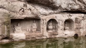 中国重慶のダム湖で宋代の摩崖像見つかる　水位低下で露出
