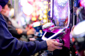 53歳男性 病気休暇中に “パチンコ通い” 同僚の目撃でバレて『つい立ち寄った』 ネットでコメント殺到「つい立ち寄ったって7回もつい立ち寄ったんか？」「気晴らしならいいっていうけど、パチンコじゃなくていいと思う」