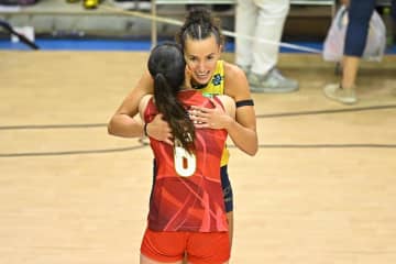 「決勝ラウンドでまた会おうね」ブラジル絶対的エースが試合後、落ち込む関菜々巳に“熱いハグ”。雨中の日本人ファンにサイン、記念撮影の神対応も【ネーションズリーグ】