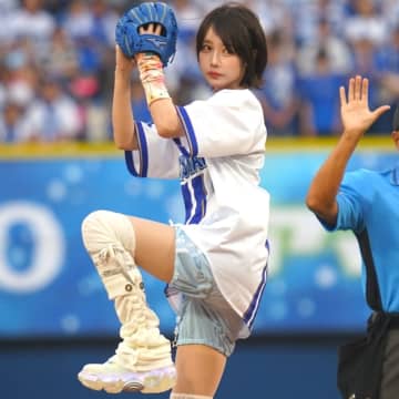 「彼女は凄すぎます！」ハマスタ同行の人気芸人が“あのちゃん”の鮮やか始球式を絶賛！「ほぼ練習せずに…」「顔が小さすぎます」