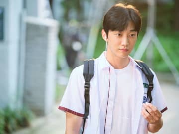 優等生役のダヒョン　自由奔放な姿のジニョン　「あの夏、僕たちが好きだったソナへ」場面写真