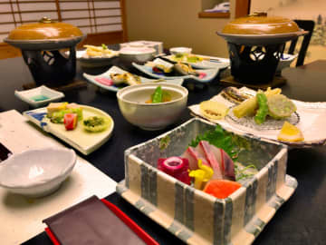 上京した父に「帝国ホテルのレストラン」の食事に誘われた！「免許返納したから割引になる」とのことですが、本当に大丈夫なのでしょうか？ 返納で受けられる特典も解説