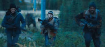 2,500ｍ以下で襲ってくるクリーチャー　なんとか逃げようとする3人　「エレベーション」本編映像