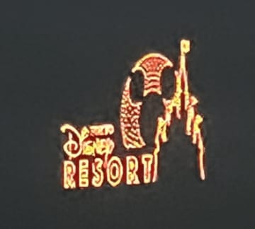 「帰り道にこんなの見えたら絶対泣く」残業終わりに夜空を見上げたら、“ディズニーからのご褒美”が…。奇跡の光景に感動の渦