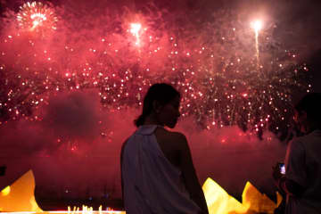 盛夏の夜空を彩る花火ショー　中国湖南省瀏陽市