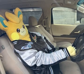 イキってたのに、秒でバレた。“運転する気マンマン”だったぬいぐるみ、免許確認で助手席に逃亡。「ダサくてかわいい」と人気爆発