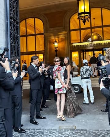 なんという美スタイルの遺伝子…秋山成勲の妻SHIHO、娘チュ・サランとレッドカーペットに登場！【PHOTO】