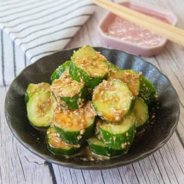 【きゅうりを切って和えるだけ！】「超簡単なのにウマすぎ」「夏の間ずっと食べてたい」きゅうりのごま酢和えレシピ