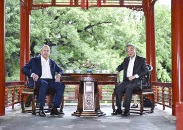 王毅氏、ロシア外相と会談