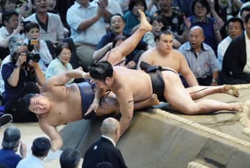 豊昇龍が初黒星、大の里2連勝　琴桜は初白星