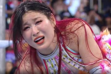 【ＷＷＥ】イヨ・スカイが驚きの世界王座陥落…リアとの大激闘中にナオミがキャッシュインで強奪