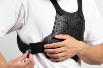 通気性×安全性を両立！　デグナーからCEレベル2のプロテクターシリーズ登場