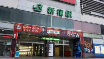 「鬼滅の刃 無限城編」無惨が見下ろす“鬼滅ゲート”＆全長29m“鬼滅WALL”出現！ JR新宿駅＆池袋駅