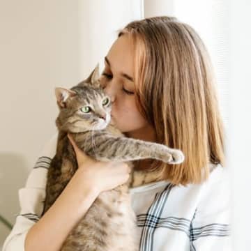 猫はお風呂に入らないのに、なぜ『いい匂いがする』？猫がクサくならない理由と、いい匂いの正体