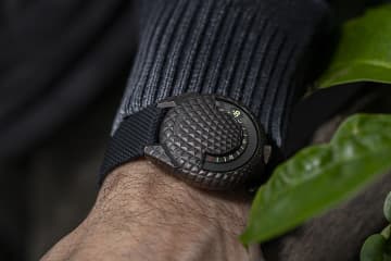 まるで爬虫類のようなデザイン！伝統と革新が共存する腕時計「UR-101 T-Rex」