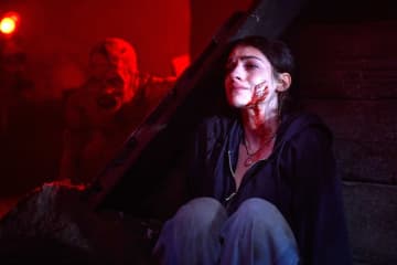 夜明けを迎えられるのか！？5人の若者が“残酷な死”とともに繰り返される夜へ堕ちていく『アンティル・ドーン』場面写真