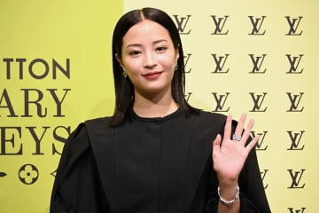 広瀬すずが来阪、ルイ・ヴィトン着こなし「隣にいるような距離感で」