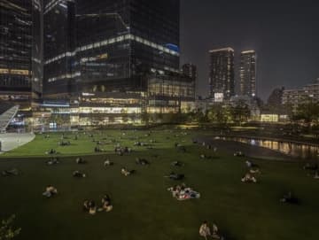 大阪の“一等地”で、空を見る。ただそれだけの事が、こんなにも“贅沢”だったなんて。都会の真ん中で見つけた「何もない時間」の価値
