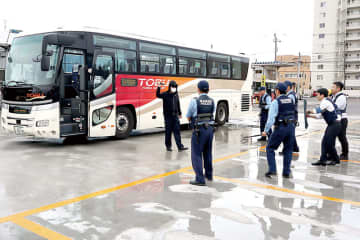 高速バスに刃物を持った不審者が乗車と想定…刃物事件の対応へ訓練　乗客が不審者に気付き、運転手へ通報→駆け付けた警察官が乗客を避難させた後、不審者を確保して訓練終了