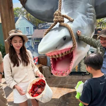 女優イ・ミンジョン、夫イ・ビョンホンと一緒に旅行？…サメに餌やり中「一瞬、冷や汗」