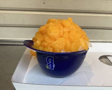 「ベイスターズの攻めすぎ飯」と話題。ヘルメットみかん氷、常識を破壊する“脳筋”な盛り付けに「最高かよ」と称賛の嵐