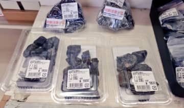 【おばあちゃん、それ食べられないよ！】道の駅に“煮物そっくり”の黒曜石。「完全に煮物と間違えた」と500万人が爆笑
