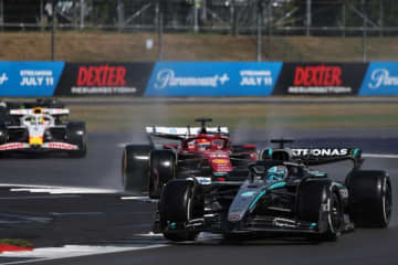 「スリックには濡れすぎ」「完全にインター」「ボックスだ」スタートタイヤの判断分かれる【F1第12戦無線レビュー（1）】