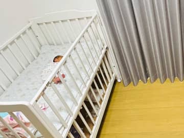 新生児を見つめていたのは…　１枚に「笑った」「絶妙な距離感」