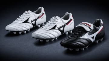 ミズノの最強スパイク『モレリア2』、ブラックとホワイトの定番カラー