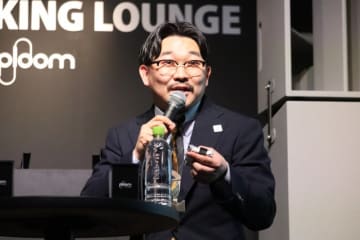 原宿の「世界一音響の良い喫煙所」にてオズワルド・伊藤氏登場！タバコ談義と爆笑トークで会場沸く