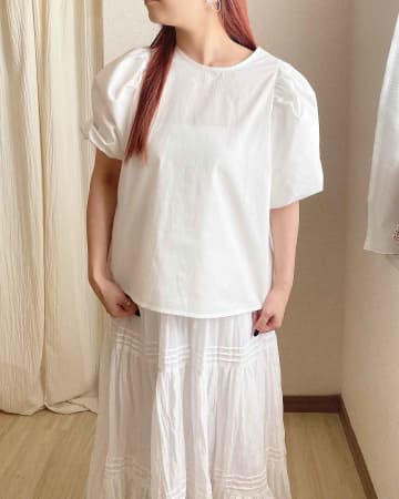 【しまむらの白】が可愛さ100点！ 着回し力バツグンの「二の腕カバートップス」