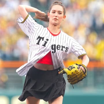 「なんて綺麗なフォームなんだ…」甲子園に登場した美人モデルの“エレガントな始球式”が話題！「絵になるよなぁ」「けっこう鍛えてる？」