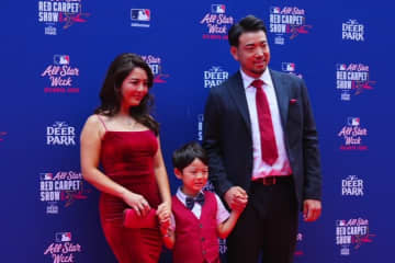 菊池雄星、赤タイトドレスの瑠美夫人と登場　鮮やかエ軍カラーに歓声、家族3人で笑顔